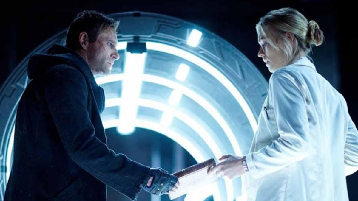 Aaron Eckhart and Yvonne Strahovski in I, Frankenstein