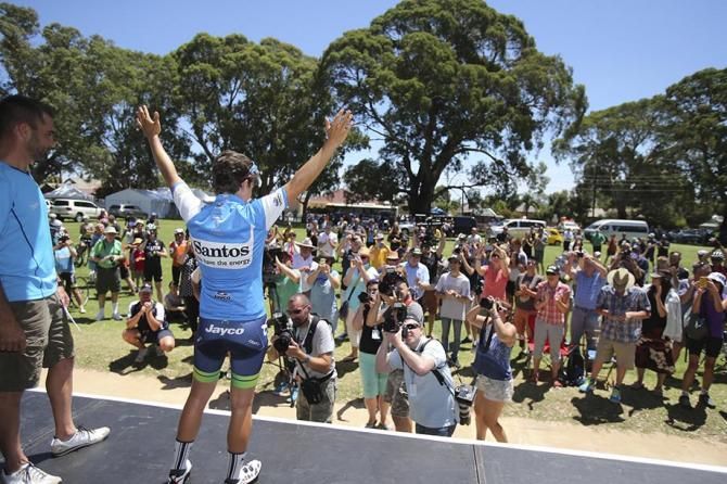 Valentina Scandolara salutes the crowd in the leaders jersey