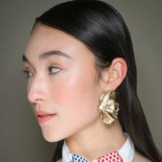 model backstage looking to her right with glowy skin