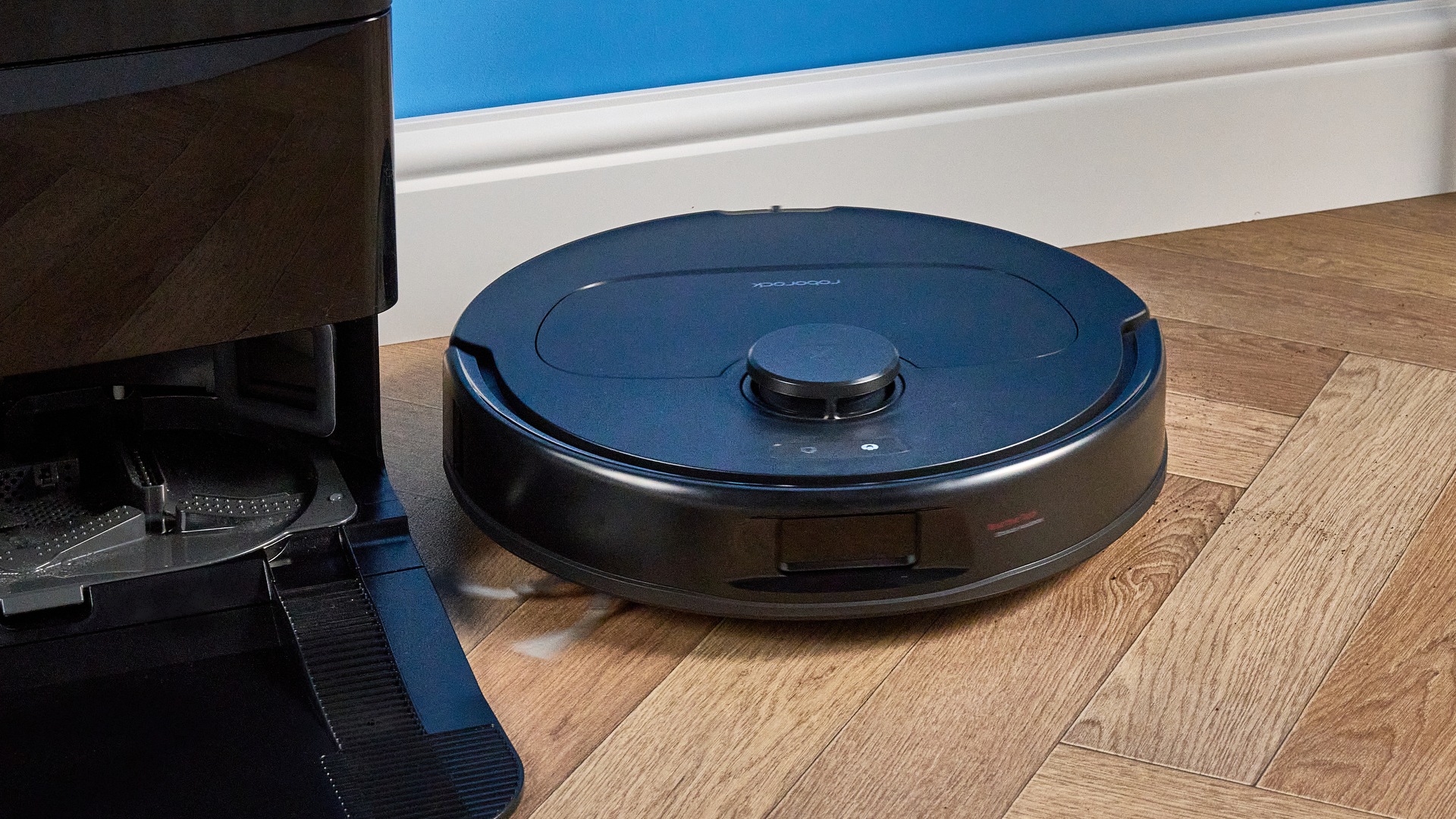 Roborock QV 35S photographed in front of a blue background