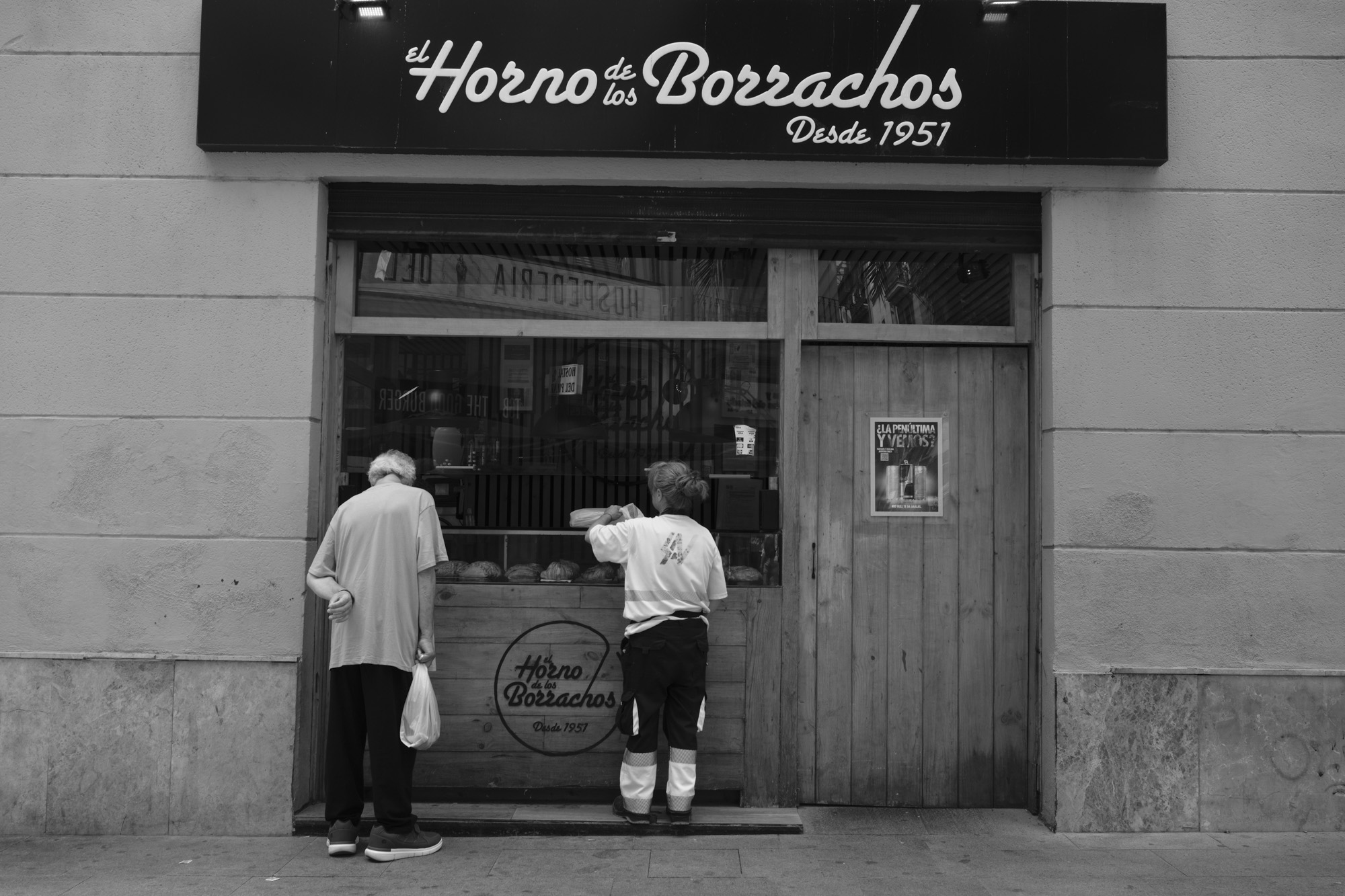 Street photography in Valencia, Spain, taken with the Fujifilm X-E5 mirrorless camera and XF 23mm f/2.8 lens