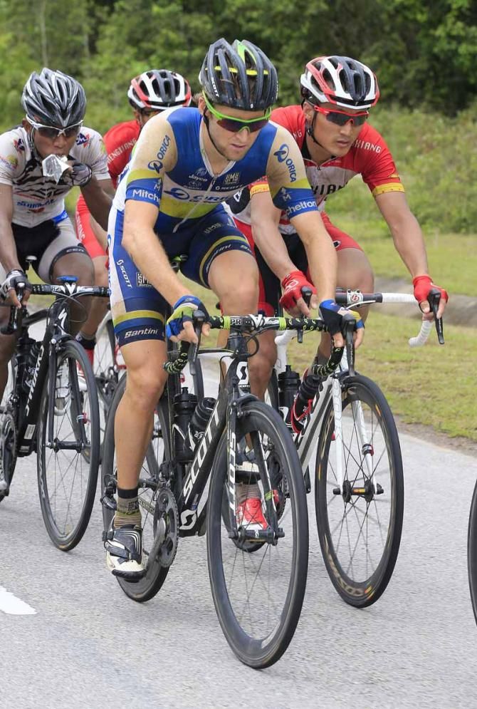 Wesley Sulzberger (Orica - GreenEDGE) drives the pace