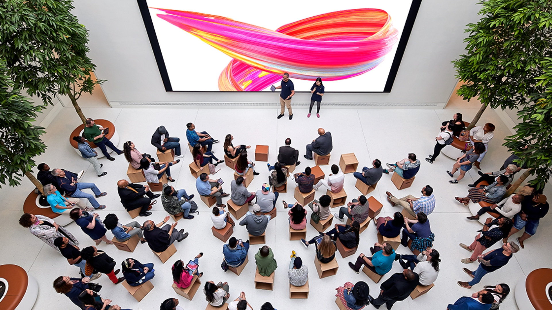 Crowd in an Apple Store