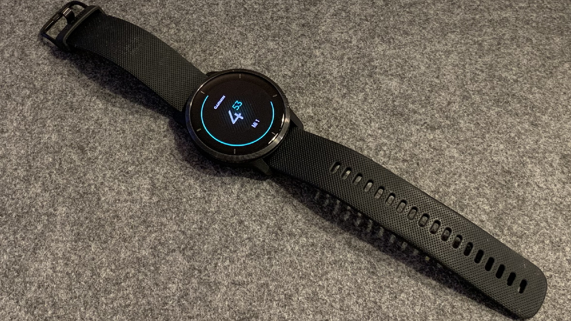 Garmin Venu 2 Fronansicht auf grauem Hintergrund