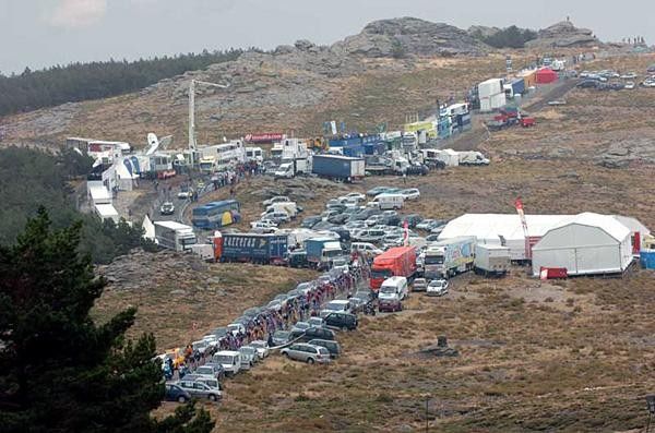 The peloton ascends the Alto de Calar Alto