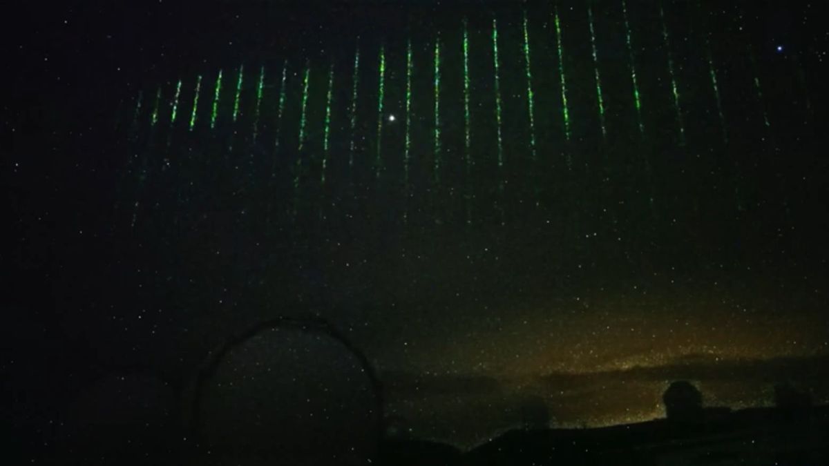Bright green laser lines shoot across night sky in Hawaii. What caused them?