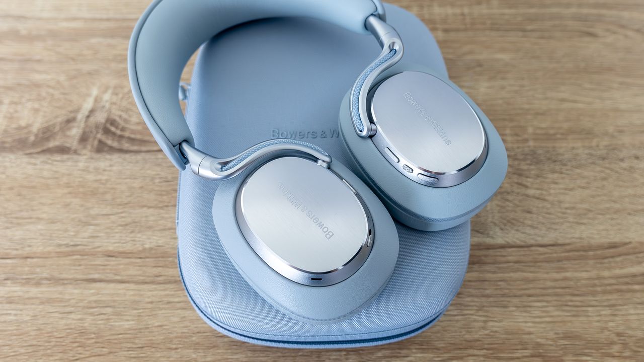 Bowers &amp; Wilkins Px8 S2 in Pearl Blue