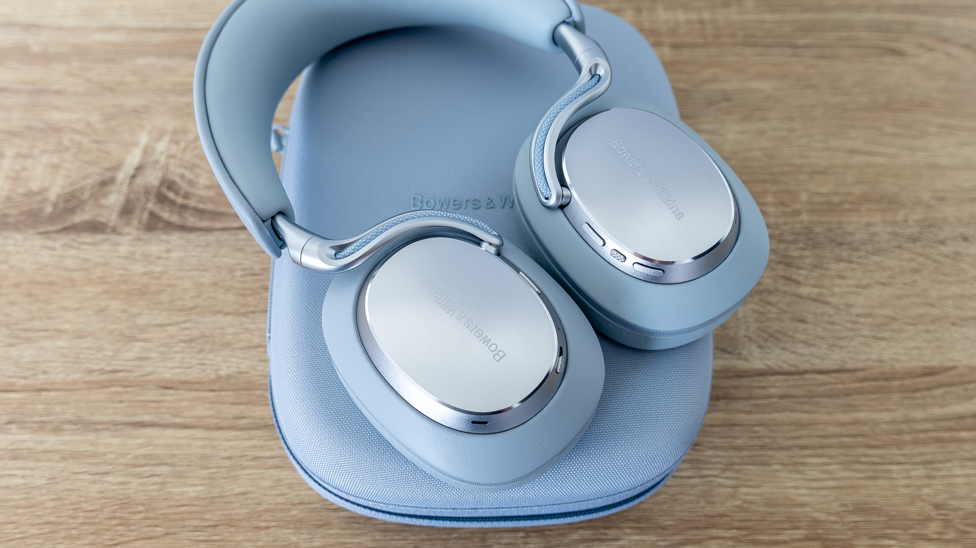 Bowers & Wilkins Px8 S2 in Pearl Blue