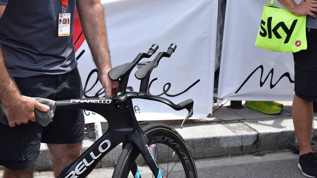 It appeared Geraint Thomas was using a titanium cockpit first seen at the Tour de France last year