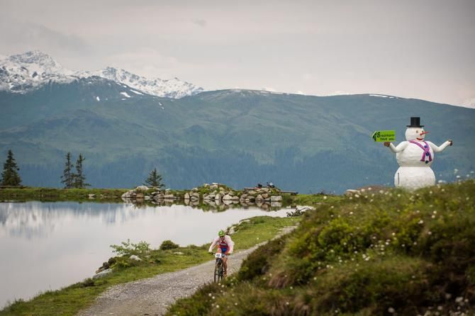 A snowman points the way at marathon Worlds