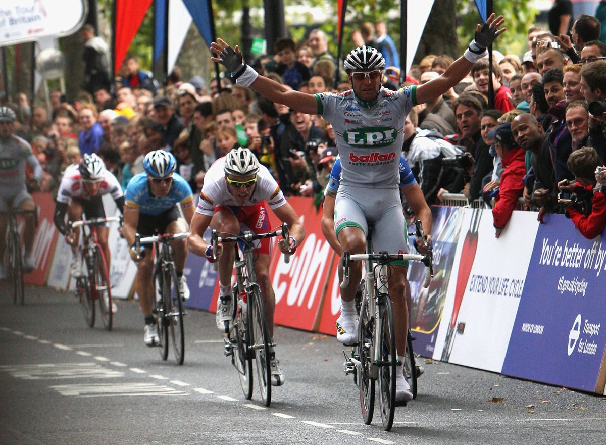 Alessandro Petacchi wins the opening stage of the 2008 Tour of Britain in London.