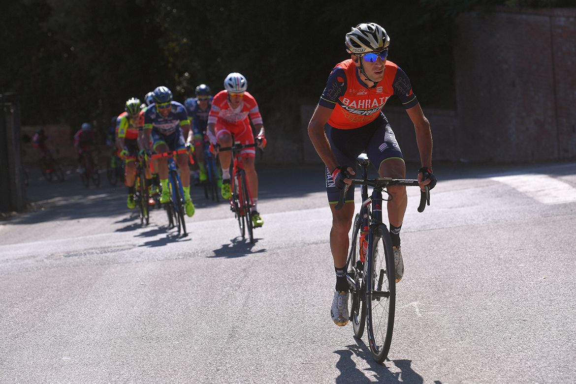 Vincenzo Nibali (Bahrain-Merida) attacks