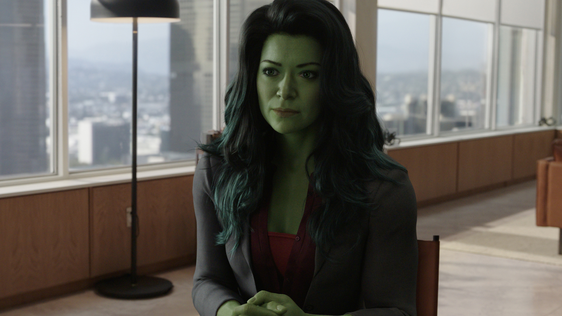 She-Hulk melihat seseorang dari kamera saat dia duduk di ruang kantor di serial TV MCU-nya