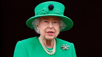Queen to miss the second day of Ascot - Queen Elizabeth II stands on the balcony of Buckingham Palace following the Platinum Pageant on June 5, 2022 in London, England. 