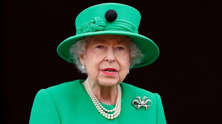 Queen to miss the second day of Ascot - Queen Elizabeth II stands on the balcony of Buckingham Palace following the Platinum Pageant on June 5, 2022 in London, England.
