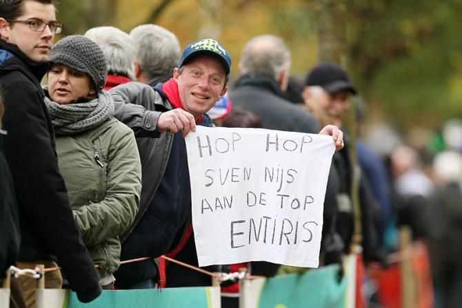 Fans cheer on Sven Nys