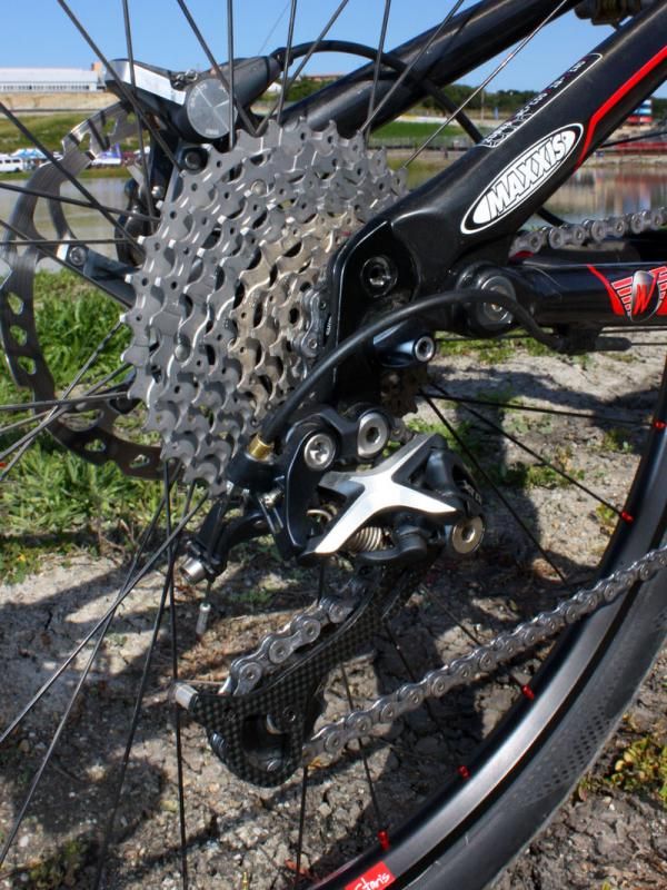A mid-cage Shimano XTR Shadow rear derailleur is fitted to the replaceable derailleur hanger.