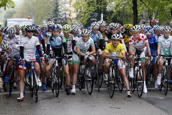 The peloton lines-up at the start