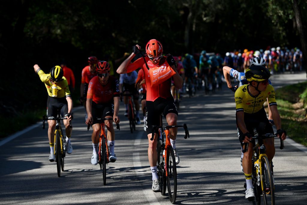 ALTO DO MALHAO PORTUGAL FEBRUARY 18 Luke Rowe of The United Kingdom and Team INEOS Grenadiers carrying the feed for his teammates during the 50th Volta ao Algarve em Bicicleta 2024 Stage 5 a 1658km stage from Faro to Alto do Malhao 514m on February 18 2024 in Alto do Malhao Portugal Photo by Dario BelingheriGetty Images