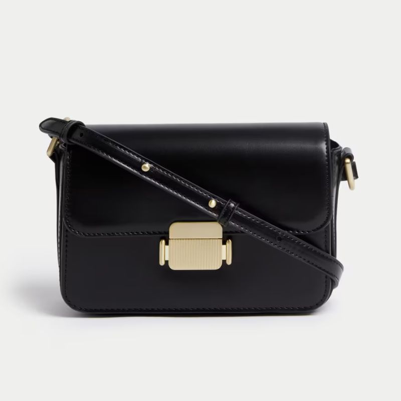 Černá crossbody kabelka z umělé kůže od M&S