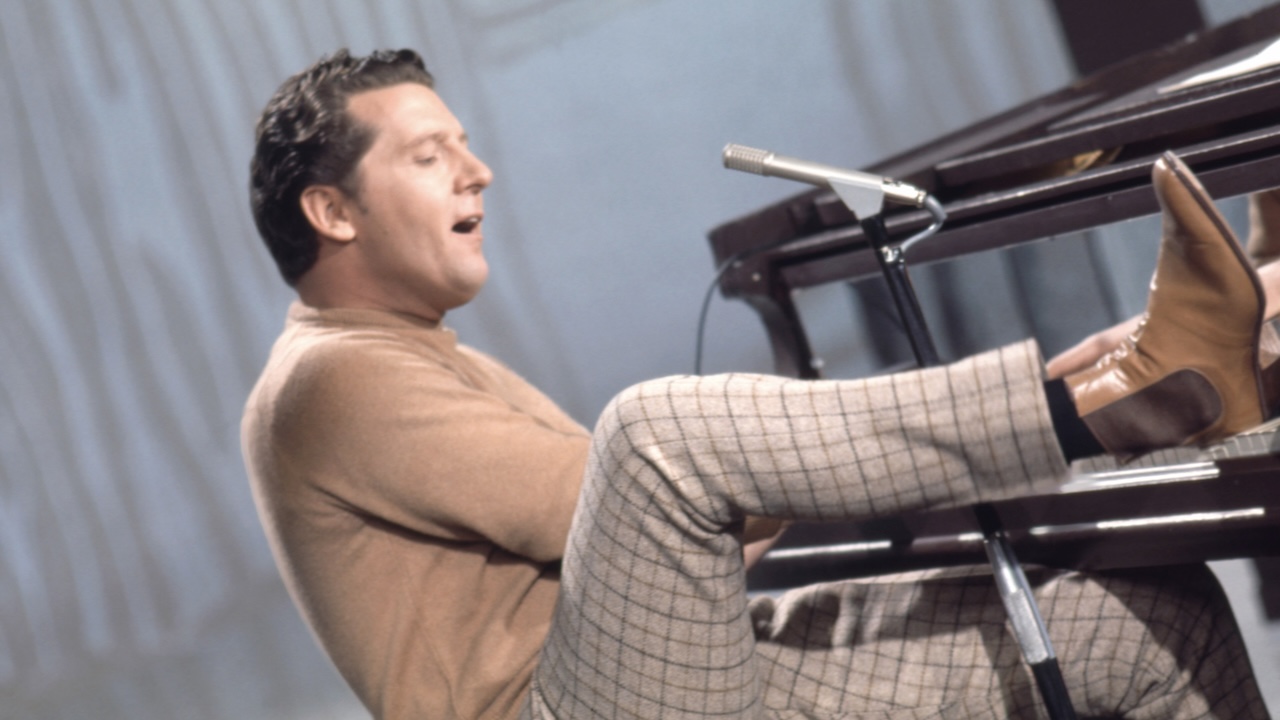 Jerry Lee Lewis playing piano with his feet