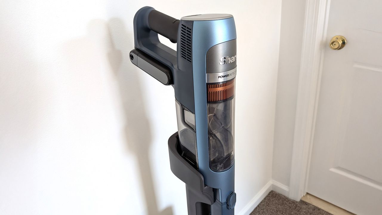 Shark PowerDetect Speed vacuum cleaner charging