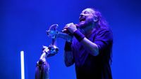 Jonathan Davis singing on stage