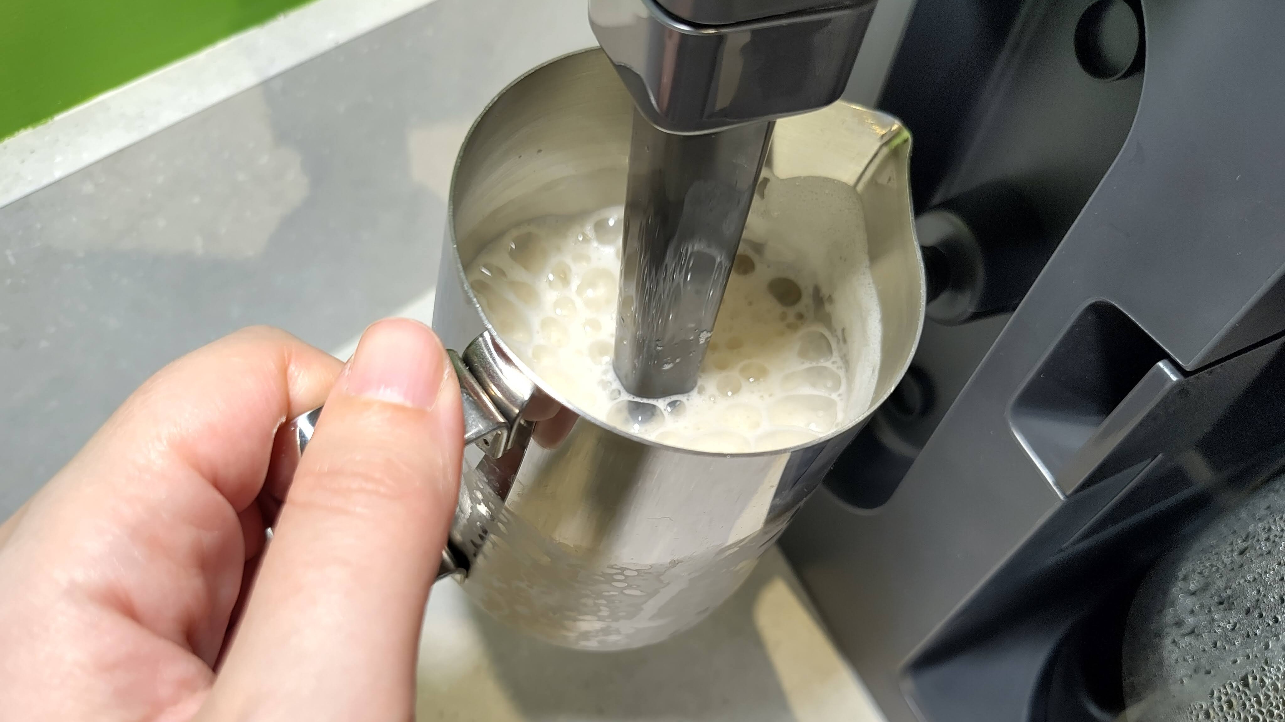 Foaming milk with the Ninja Prestige Dual-Brew System