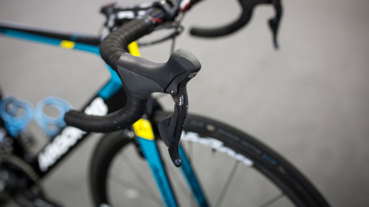 Shimano Dura-Ace Di2 9070 shifters