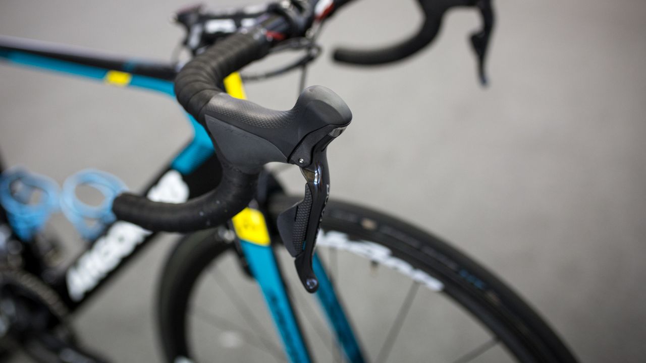 Shimano Dura-Ace Di2 9070 shifters