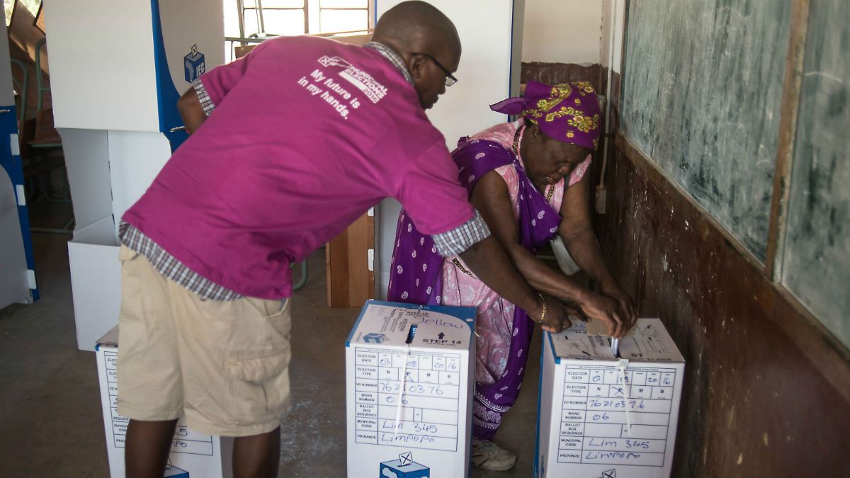 160805-south-africa-voting.jpg