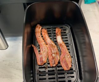 Bacon in the Ultenic Dual Zone Air Fryer.