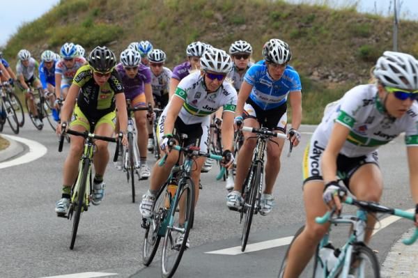 Taryn Heather (Australia National Team) rides next to Hanka Kupfernagel (Horizon)