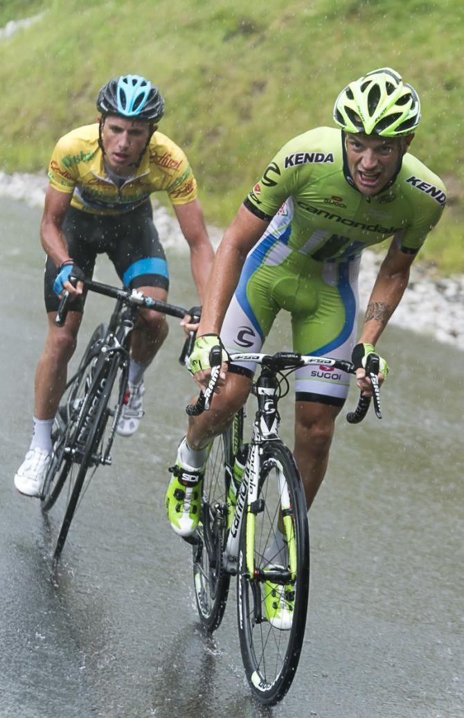Damiano Caruso (Cannondale) leads Kennaugh through the rain