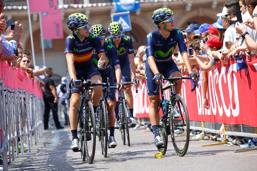 Movistar head to the start on stage 10 of the Giro d'Italia