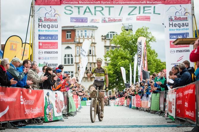 Alban Lakata (Austria) wins the gold medal at the European marathon championships, just ahead of Christoph Sauser (Switzerland) after a mechanical.