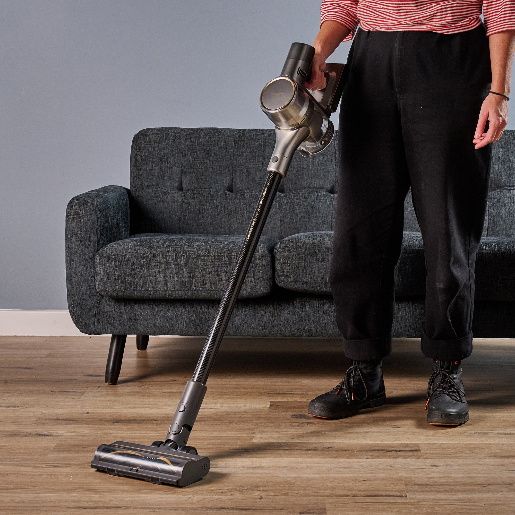 Tester holding Dreame R20