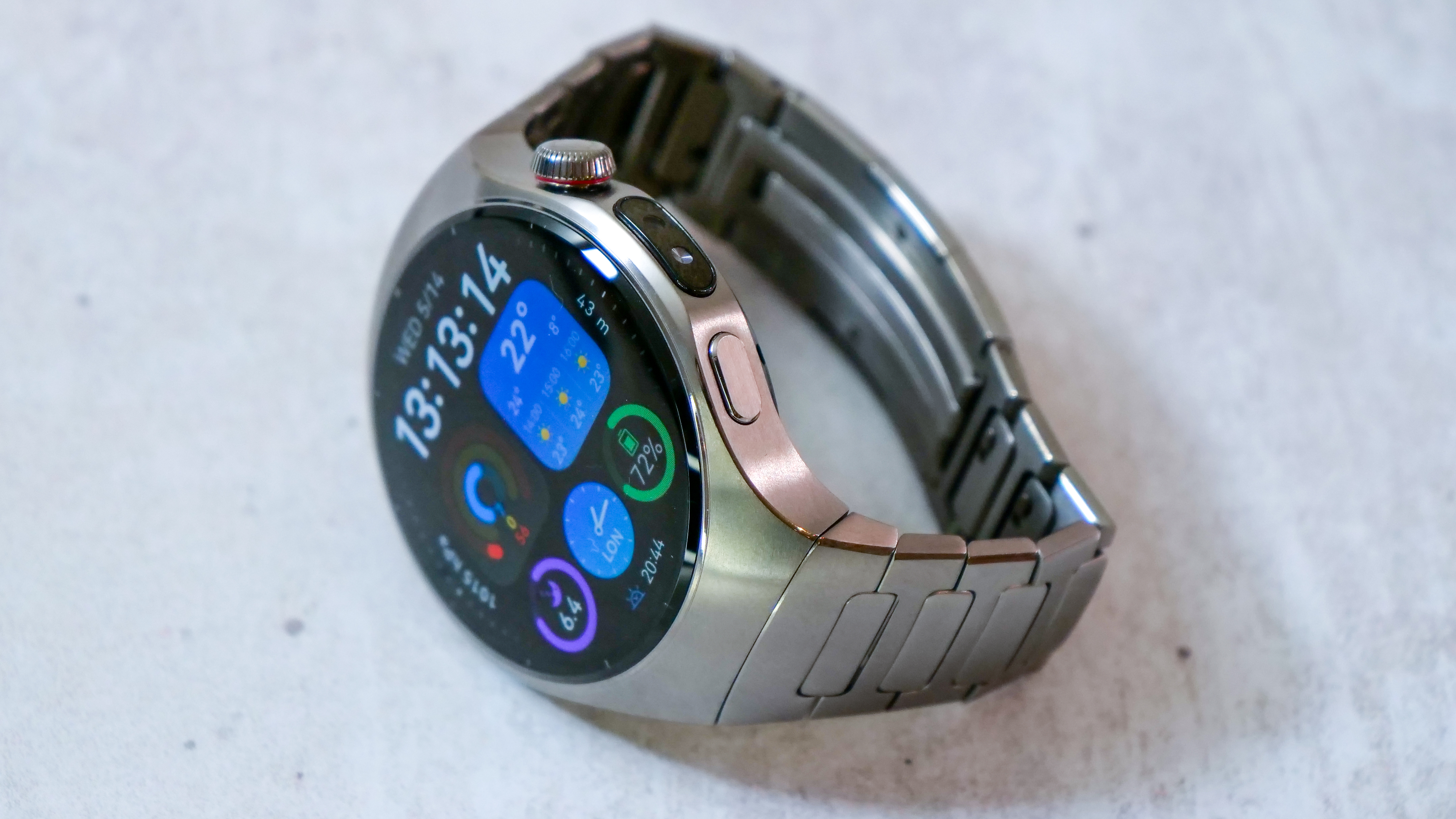 A photo of the Huawei Watch 5 in Titanium Silver