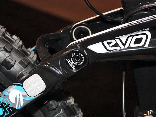 The upper link's 'Mino Links' can be flipped around to provide alternate geometry depending on rider preferences.
