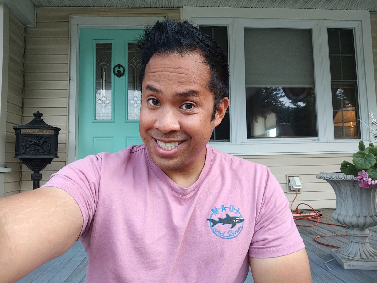 Motorola Razr Plus 2023 selfie sample.