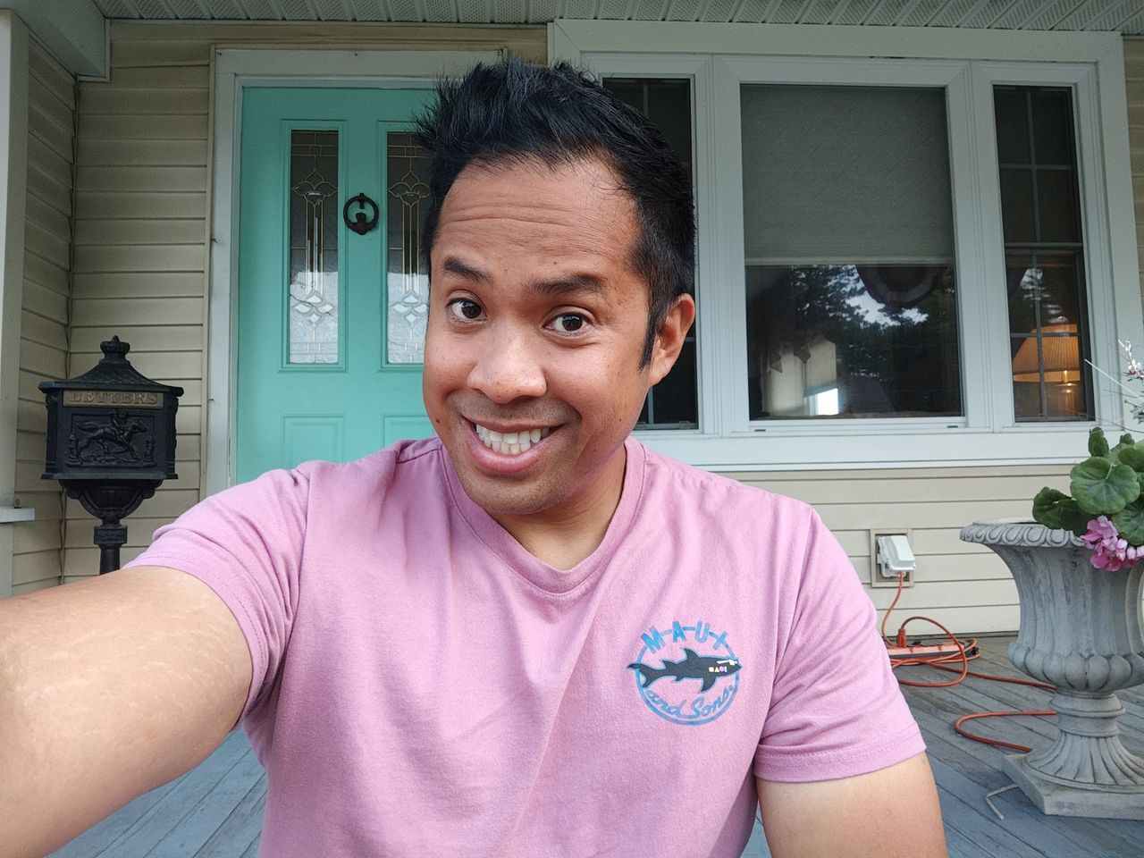 Motorola Razr Plus 2023 selfie sample.