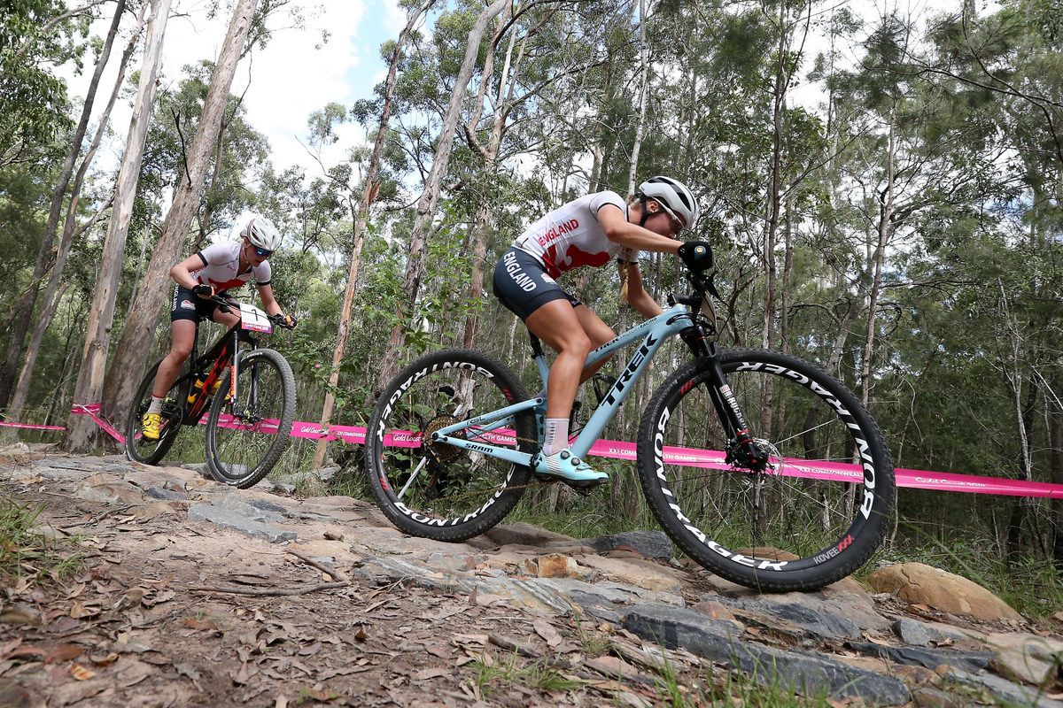 Evie Richards leads Annie Last (England) in the early laps