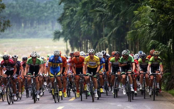 The race leader Moreno Hofland stays near the front on stage 4