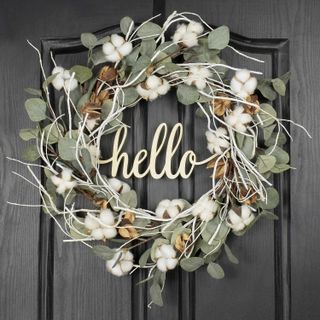 Autumn wreath with cotton and eucalyptus and a welcome sign