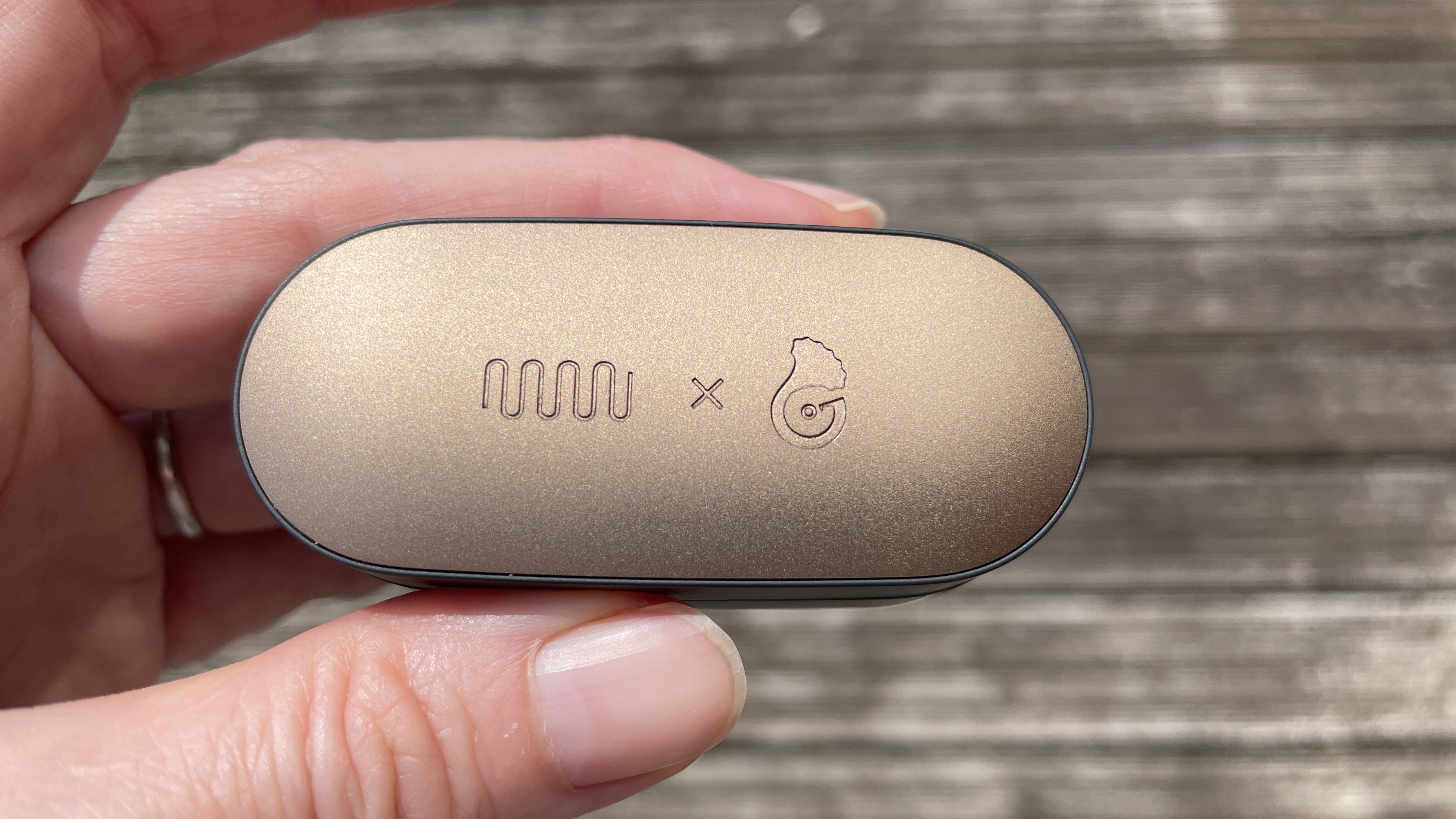 Status Audio Pro X GoldenSound, próximo ao AirPos ou portátil, apresentando detalhes dourados