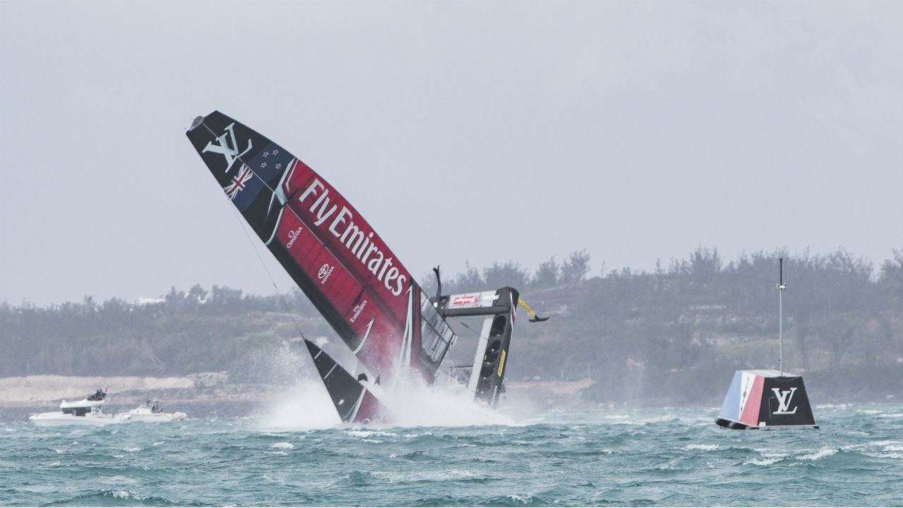 Emirates Team New Zealand, America&amp;#039;s Cup capsize