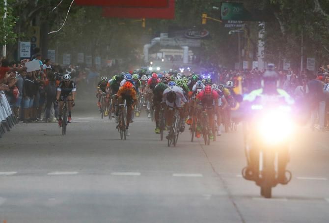 The peloton bears down on the finish.