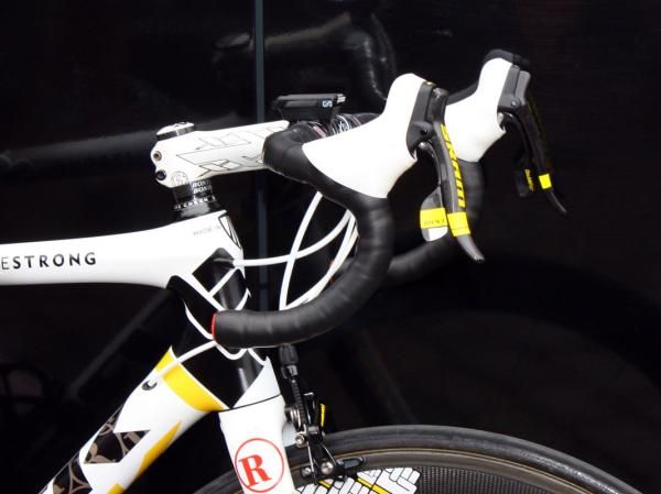 Lance Armstrong (Team Radioshack) continues to run his levers very high on the VR-bend Bontrager bars.