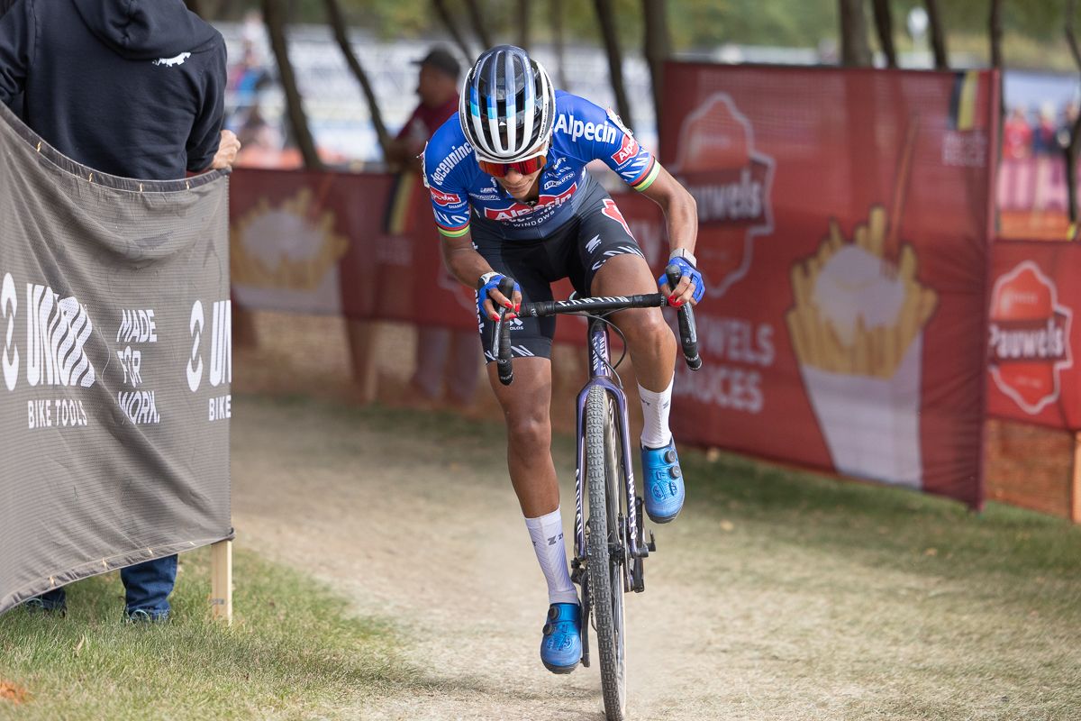 Ceylin Del Carmen Alvarado (Alpecin-Deceuninck) attacked the lead group of women solo, but was unable to establish a significant gap for very long.