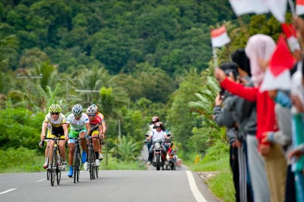 Five riders manage to slip away from the field